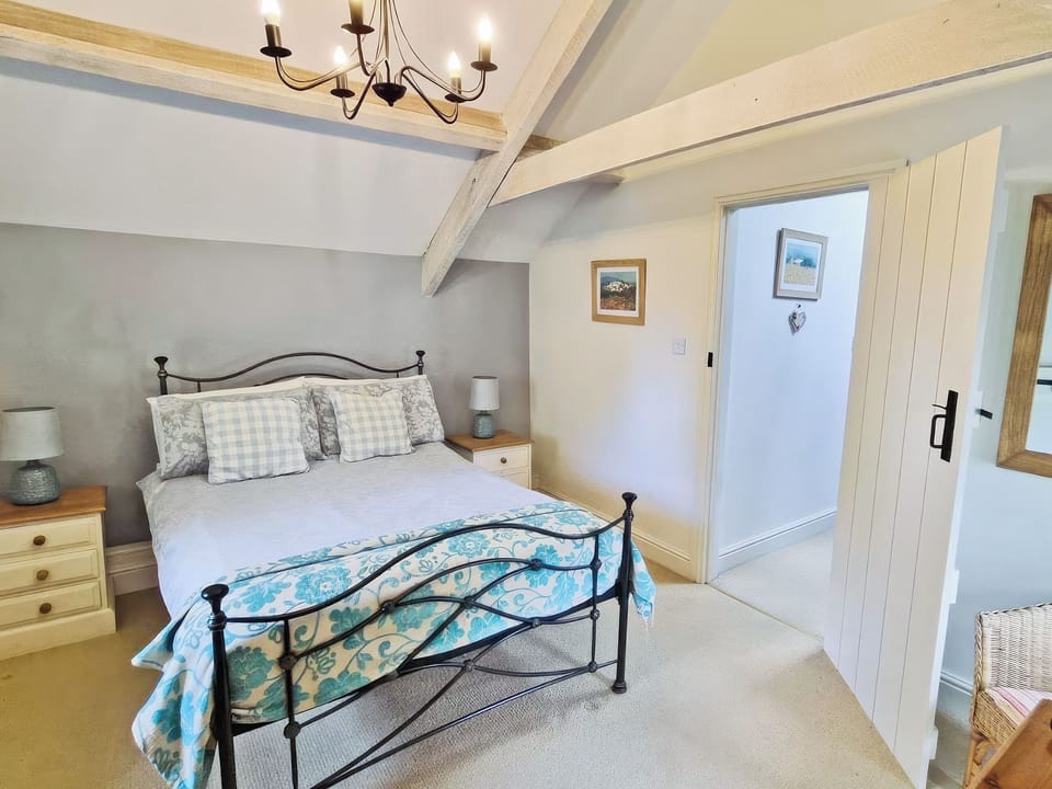 Double bedroom | The Granary - Crwys Farm, Three Crosses, Gower, Swansea