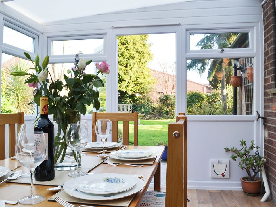 Pretty conservatory with direct access to the garden | Pam&rsquo;s Plaice, Offord D&rsquo;Arcy, near Godmanchester