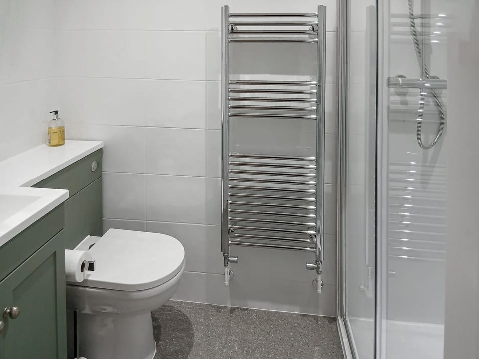 Ensuite bathroom with shower | Russet Cottage - Yellow Hayes Farm Cottages, Near Lympsham