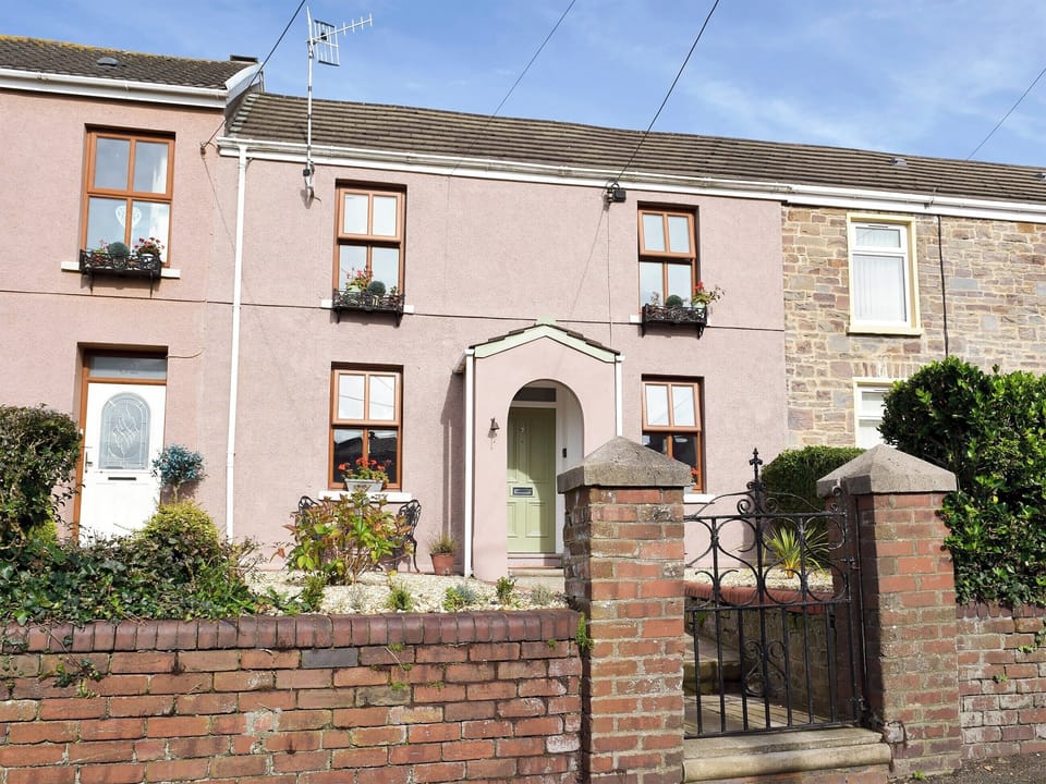 Charming terraced cottage | Moss Cottage, Burry Port, near Llanelli
