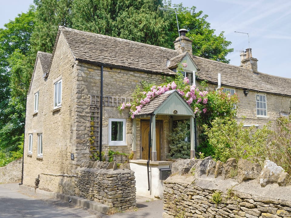 Double bedroom | Folly Cottage, Avening, near Tetbury