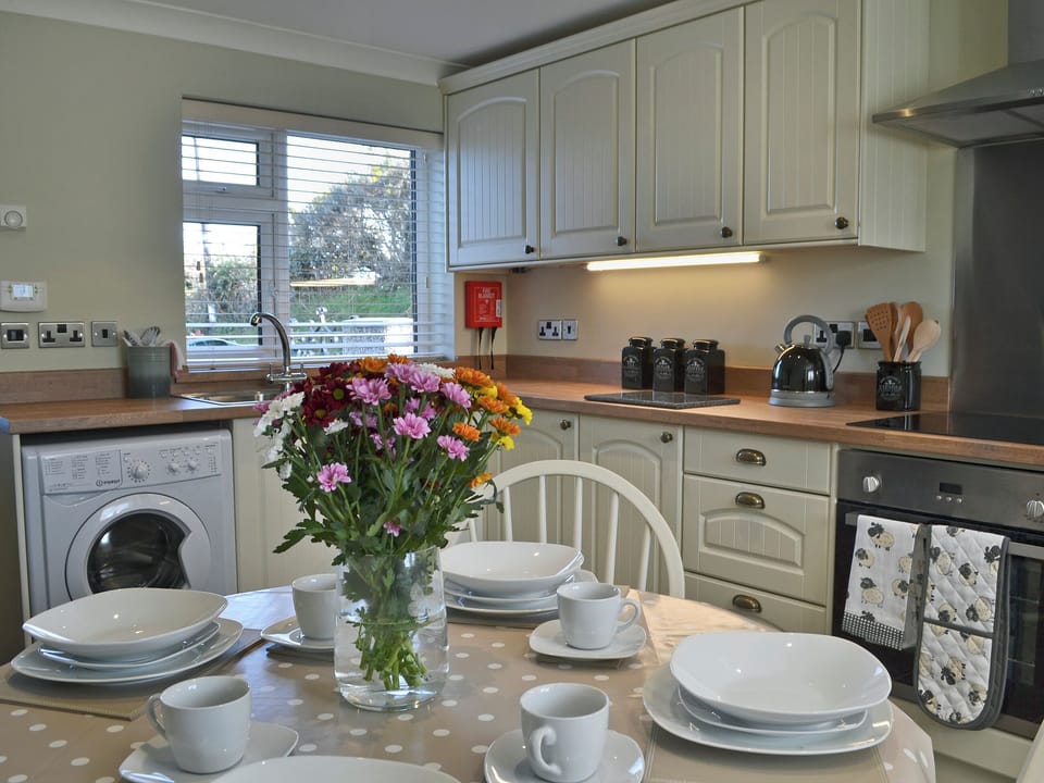 Tastefully modernised kitchen/dining room | Bwthyn Tyddyn Sachau, Y Ff&ocirc;r, near Pwllheli