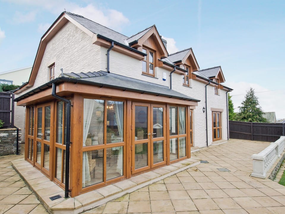 Bespoke detached holiday home | Magnolia Cottage, Aberaeron