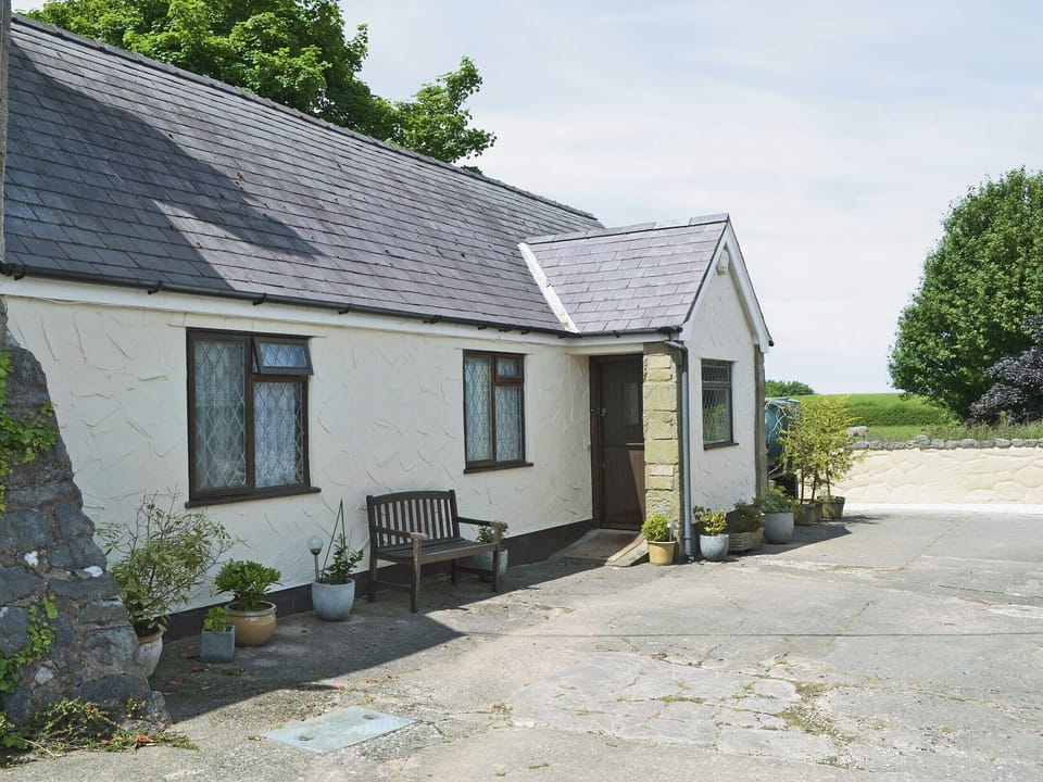 Spacious and comfortable accommodation | Pant Glas Mawr Cottage, Axton, near Holywell