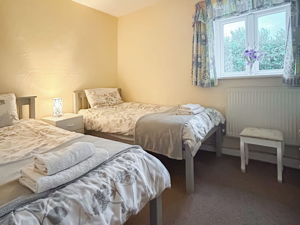 Twin bedroom | Ty Main Cottage, Newborough, near Llangefni