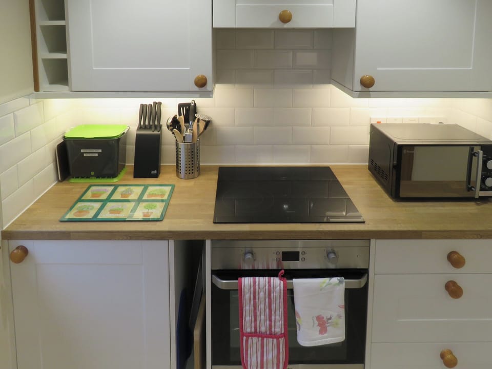 Fully appointed kitchen | Dippers&rsquo; Folly - Jeffries Mill Cottages, Spring Gardens, Frome