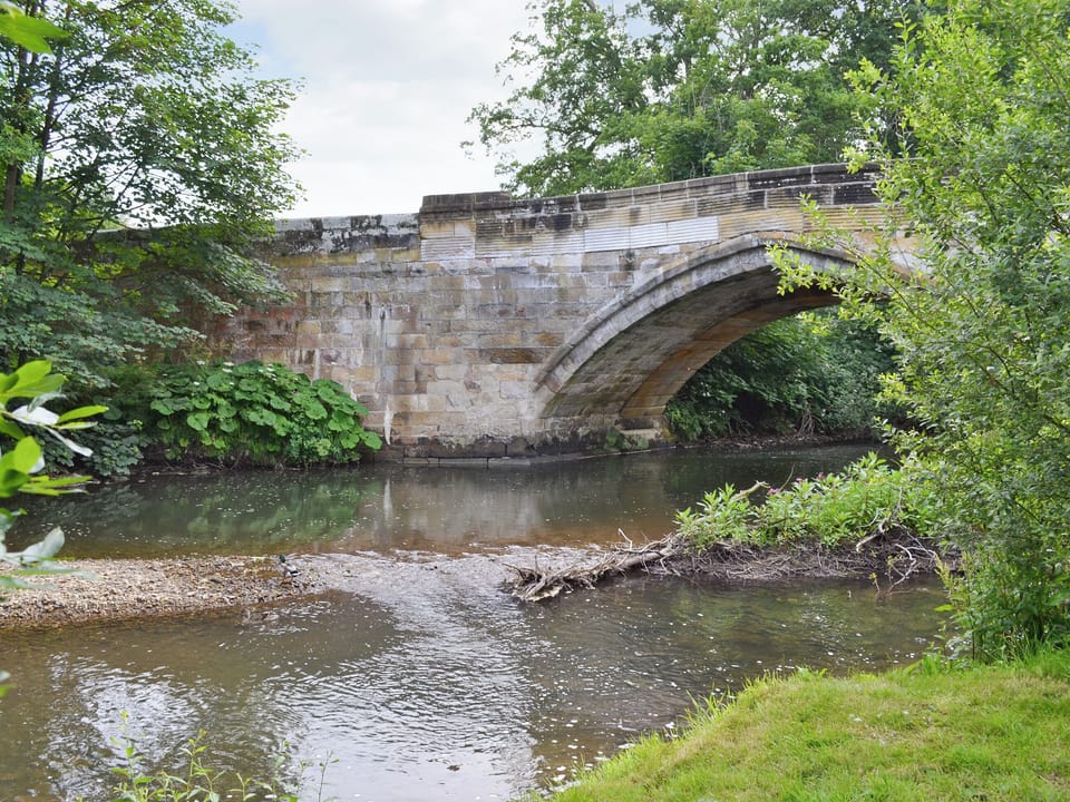 River adjacent to cottage | Bridge House, Helmsley