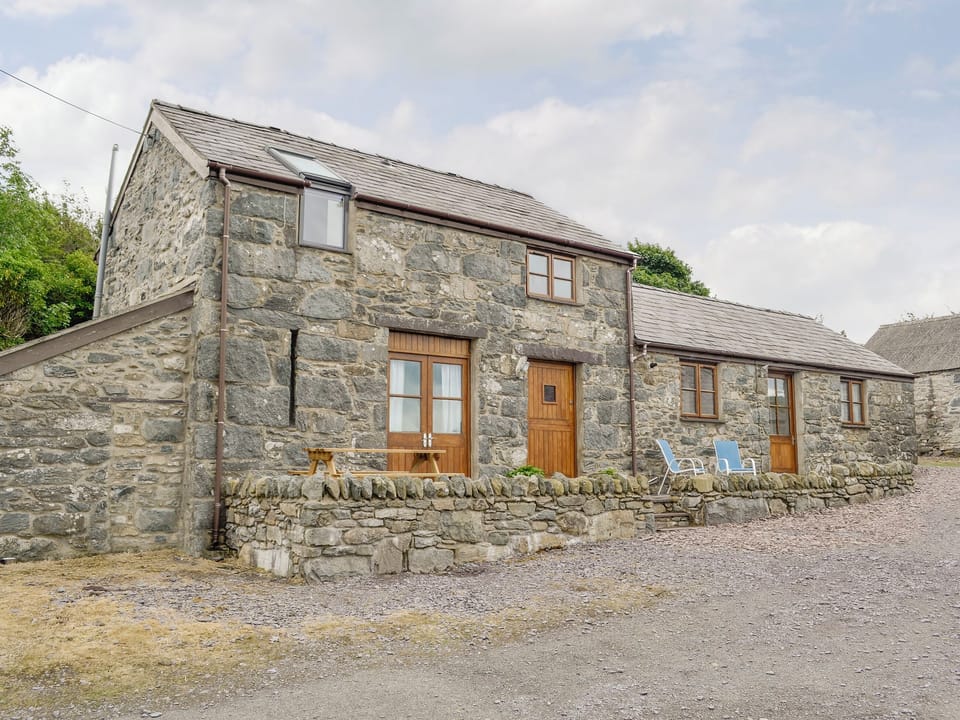 Attractive detached barn conversion | Ysgubor - Chwarel Goch Cottages, Tregarth, near Bangor