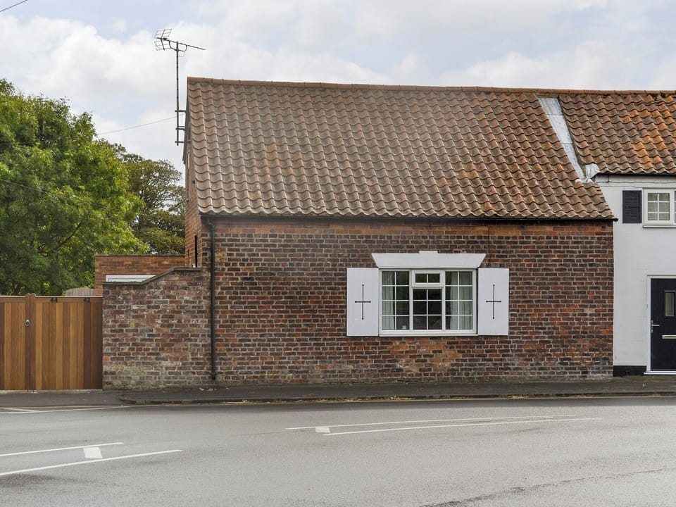 Traditional brick-built holiday home | Swift Cottage, Sewerby, near Bridlington