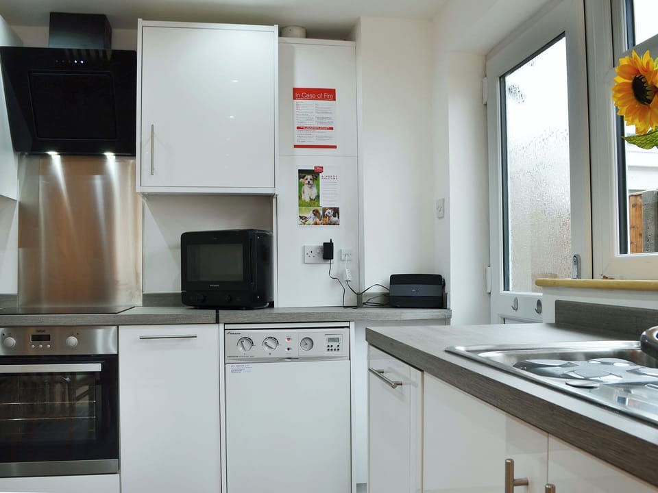 Light and airy kitchen/dining room | Lle Clyd, Harlech, near Porthmadog