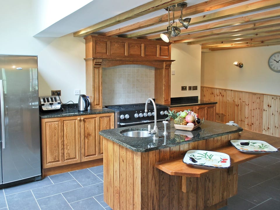 Kitchen/diner | Ffynnonmeredydd Cottages - The Farmhouse, Mydroilyn, nr. Aberaeron