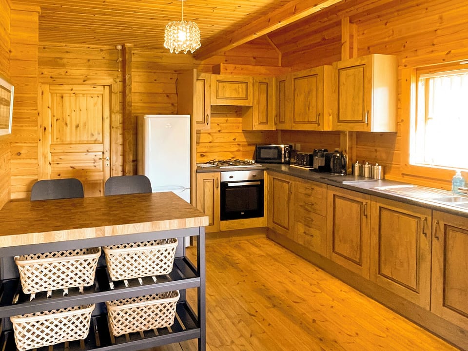 Kitchen | Sun Rise Lodge No. 10, Llanbedr