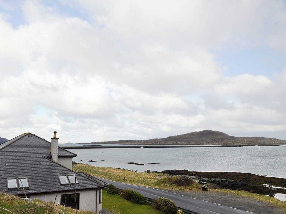 The cottage is close to the causeway between South Uist and Eriskay | Sealladh Lingeigh, East Kilbride, near Lochboisdale, South Uist