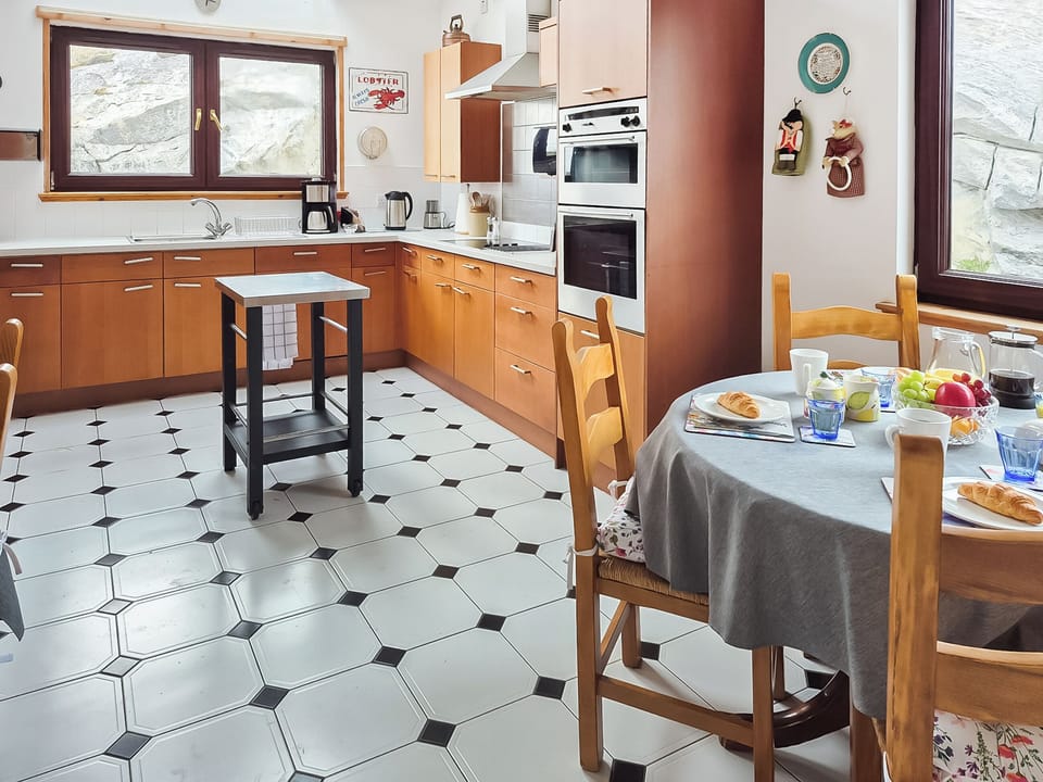 Kitchen/diner | Sealladh Lingeigh, East Kilbride, near Lochboisdale, South Uist