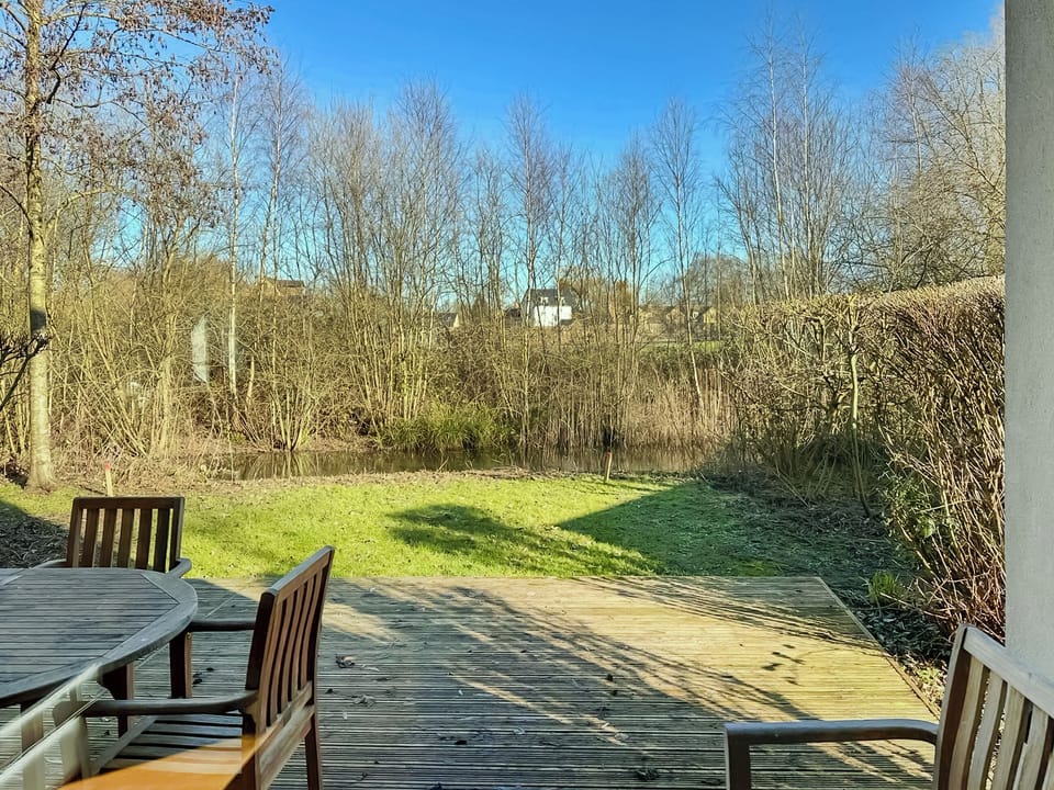 Patio and back garden leading to river | Nuthatch, Cirencester