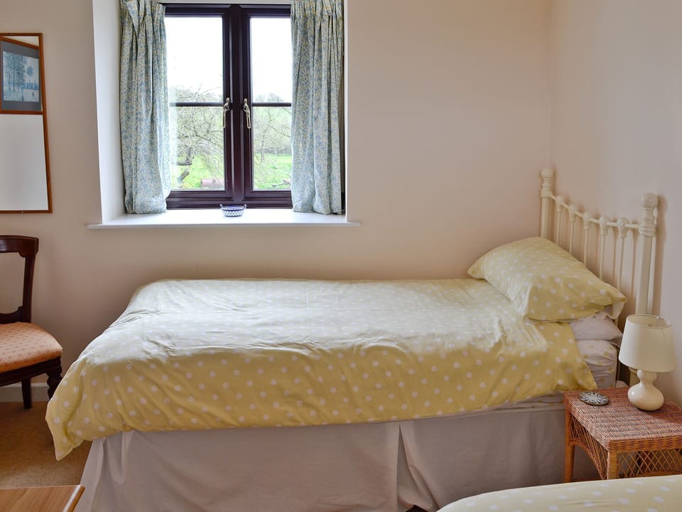 Twin bedroom | The Old Haybarn, Knole