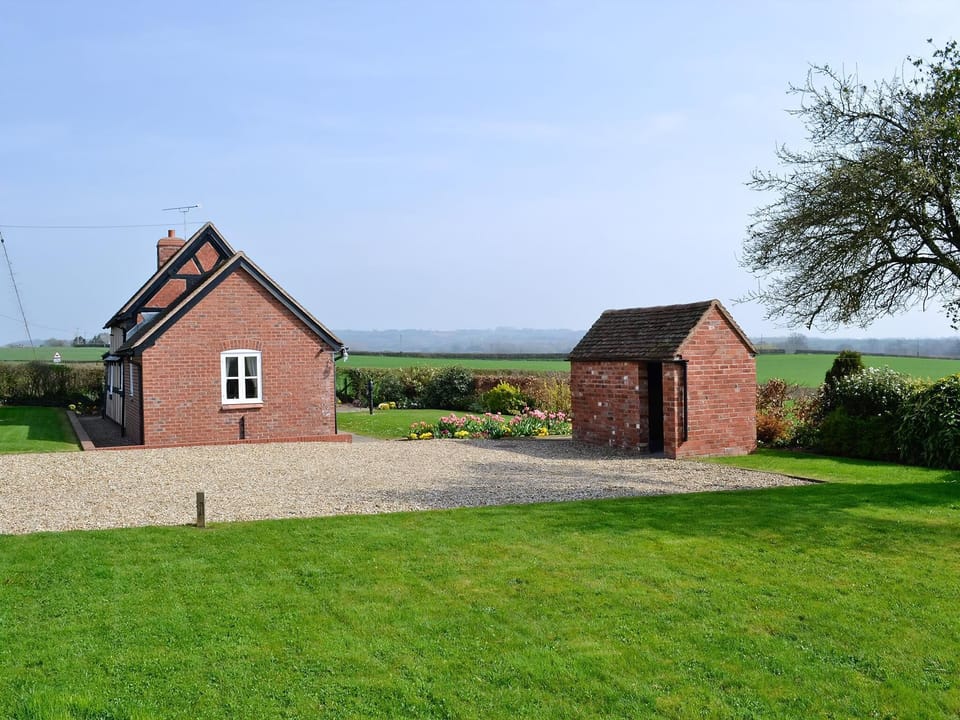 Garden and grounds | Bank Cottage, Rochford, Tenbury Wells