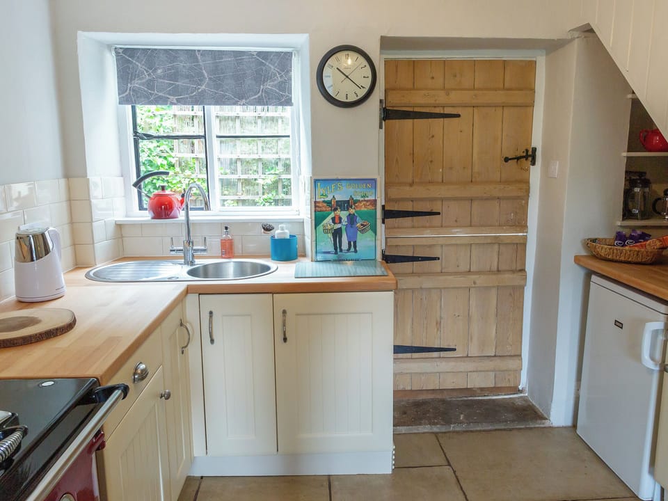 Compact corner kitchen area | Squirrel Cottage, Hook Norton, near Chipping Norton