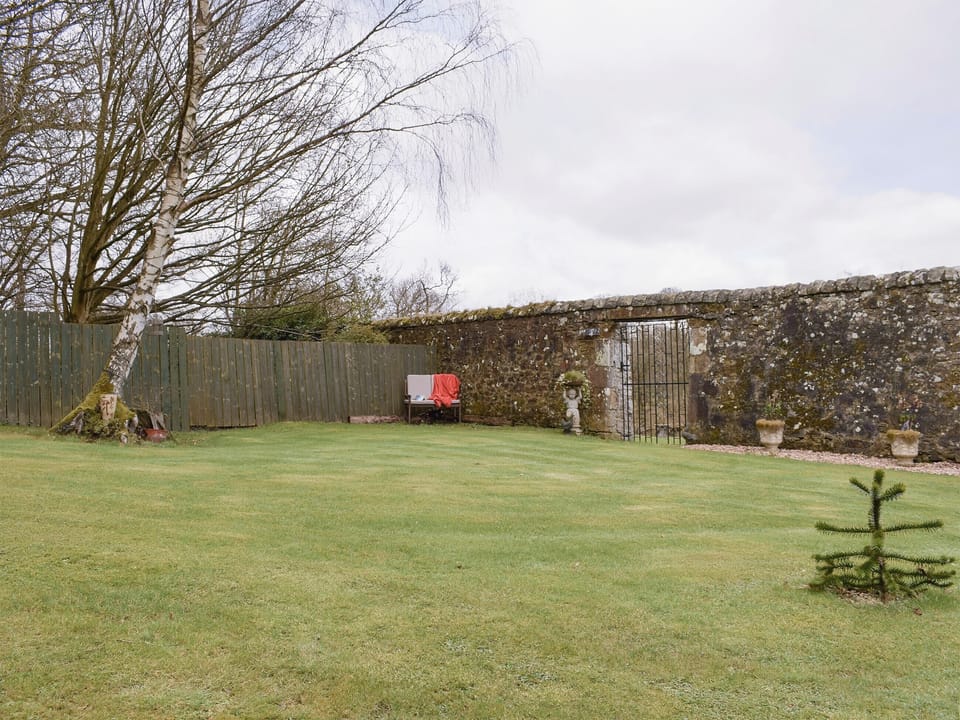 Large garden | Nether Cottage, Kinneddar Cottage - Nether Kinneddar Lodge Cottages, Saline, near Dunfermline