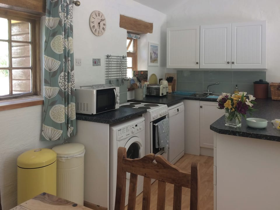 Kitchen | Oak Tree Cottage - Grove Cottages, Instow, near Barnstaple
