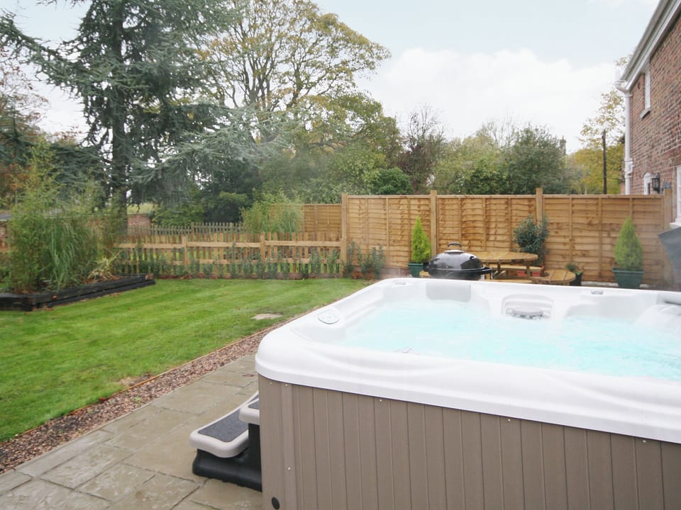 Hot tub | Chestnut Cottage, Wainfleet St. Mary, nr. Skegness