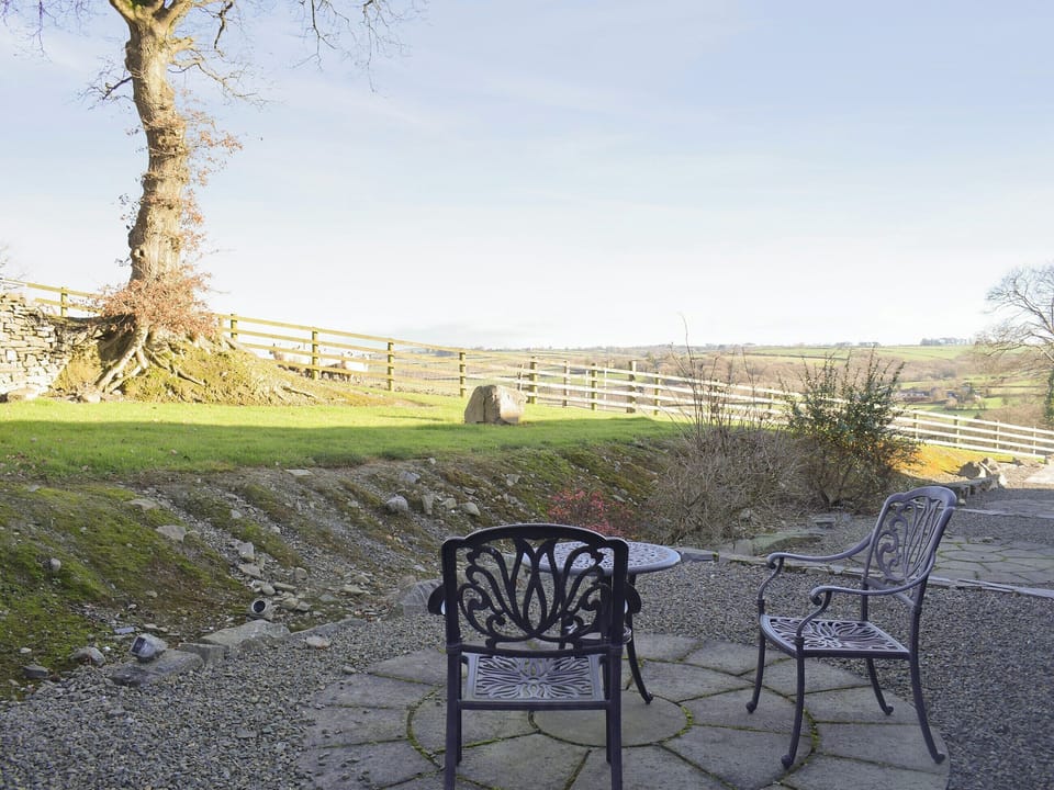 Paved patio with outdoor furniture | Tan Y Dderwen - Ffynnonmeredydd Cottages, Mydroilyn, near Aberaeron