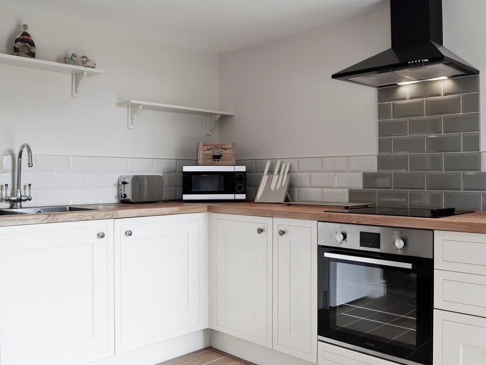 Well-equipped kitchen | Bwthyn Y Bugail, Felindre, near Swansea