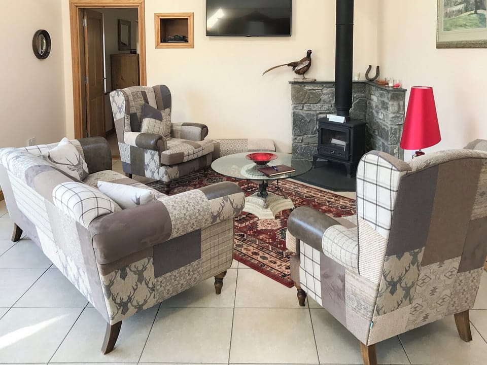 Lounge | Turin Nurin Cottage, Tomatin, near Inverness