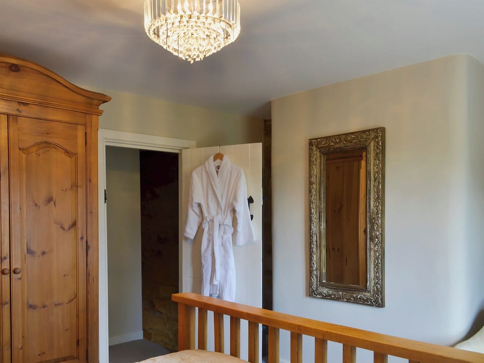 Bedroom with super kingsize bed | Perriwinkle Cottage, Great Longstone, near Bakewell