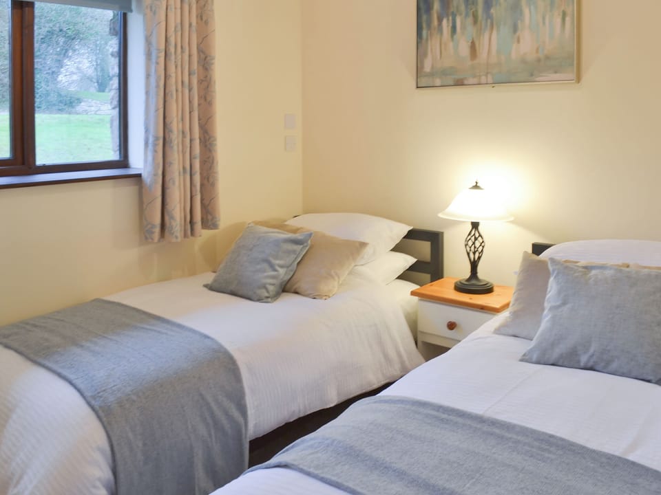 Cosy twin bedded room | Rook - Newhouse Barton, Ipplepen, near Totnes