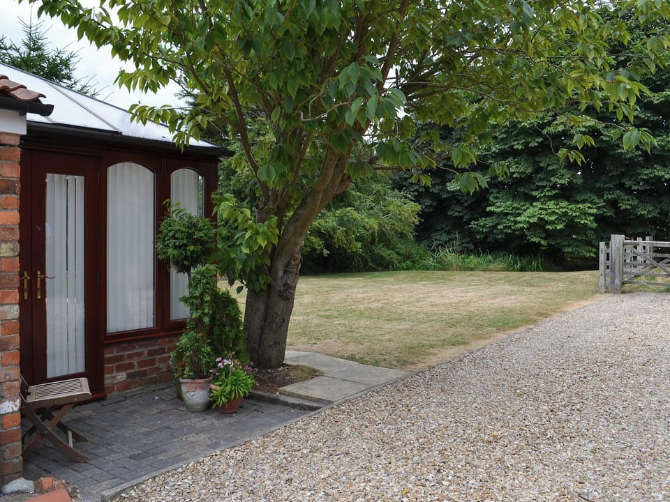 Large garden with gravelled driveway | The Old Stable, Southrey, near Lincoln