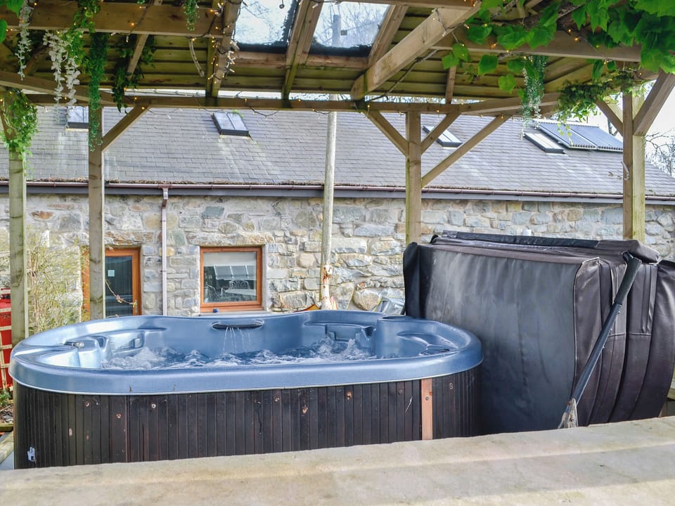 Luxurious hot tub | Kris Kin - Ymwlch Barns, Ymwlch, near Porthmadog