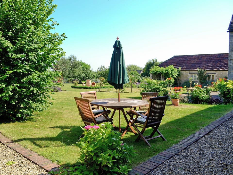 Garden and grounds | Manor Farm Barns - La Caleche, Tarlton, Cirencester