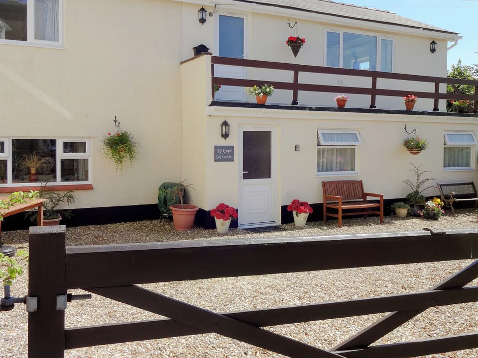 Gravelled patio area and entrance | The Den - Ty Copr, Pen-y-Sarn, near Amlwch