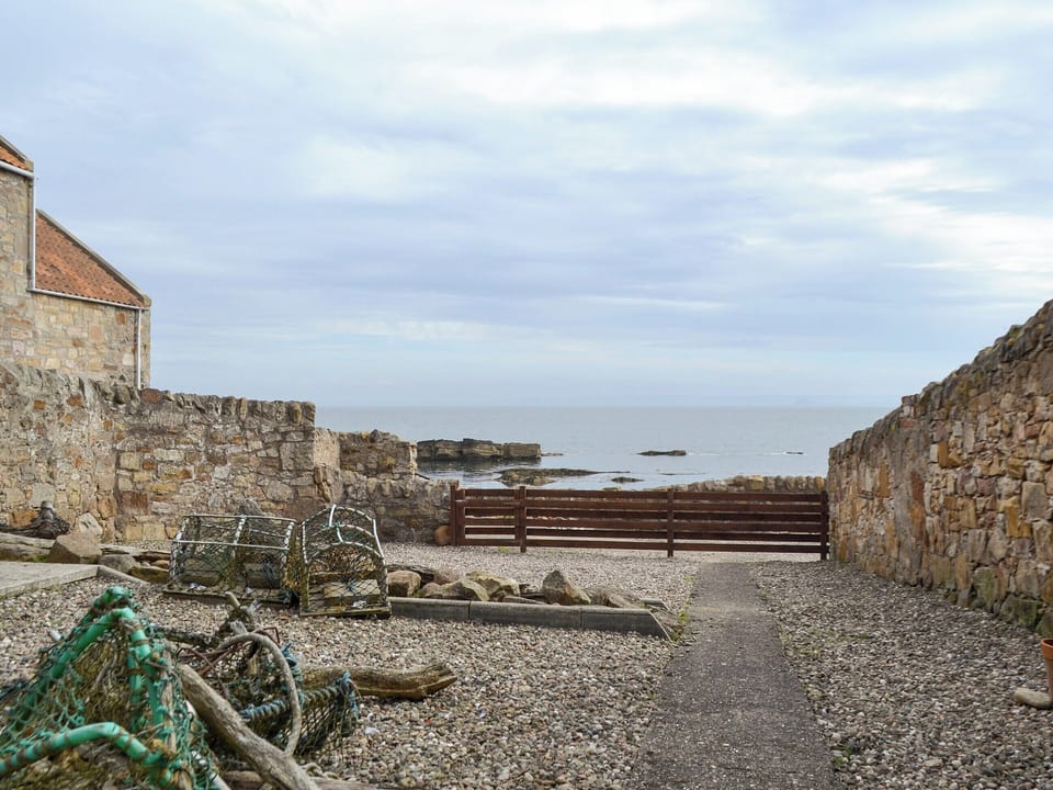 Private courtyard with unique sea views | Low Tide - Low Tide and High Tide, Cellardyke, near Anstruther