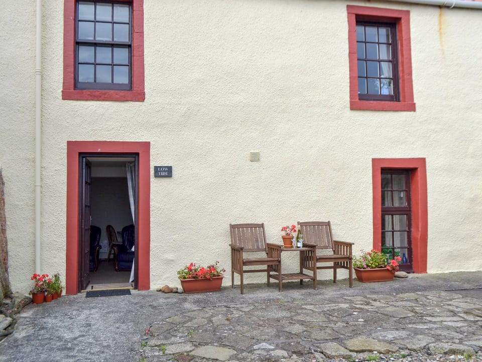 Idyllic property with outdoor furniture | Low Tide - Low Tide and High Tide, Cellardyke, near Anstruther