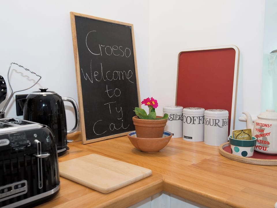 Spacious well equiped kitchen | Ty&middot; Cai - Ty Coch Chatham, Llandwrog, near Caernarfon