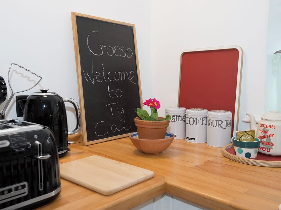 Spacious well equiped kitchen | Ty&middot; Cai - Ty Coch Chatham, Llandwrog, near Caernarfon
