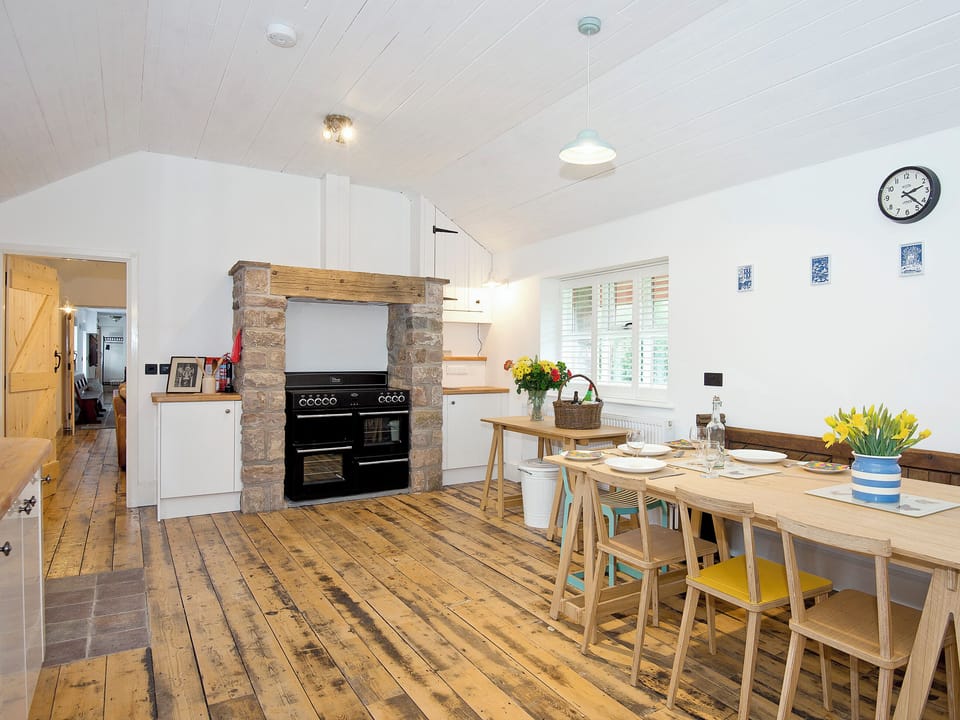 Spacious well equiped kitchen | Ty&middot; Cai - Ty Coch Chatham, Llandwrog, near Caernarfon