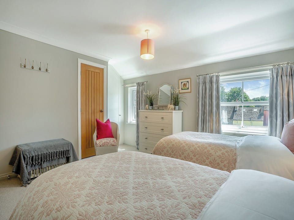Twin bedroom | Halfehill Cottage, Richmond