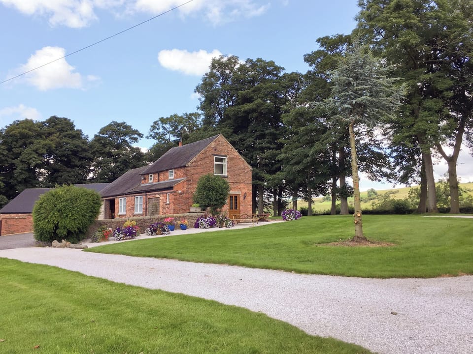 Approach view of the holiday property | Garden Farm Cottage, Ilam, near Ashbourne