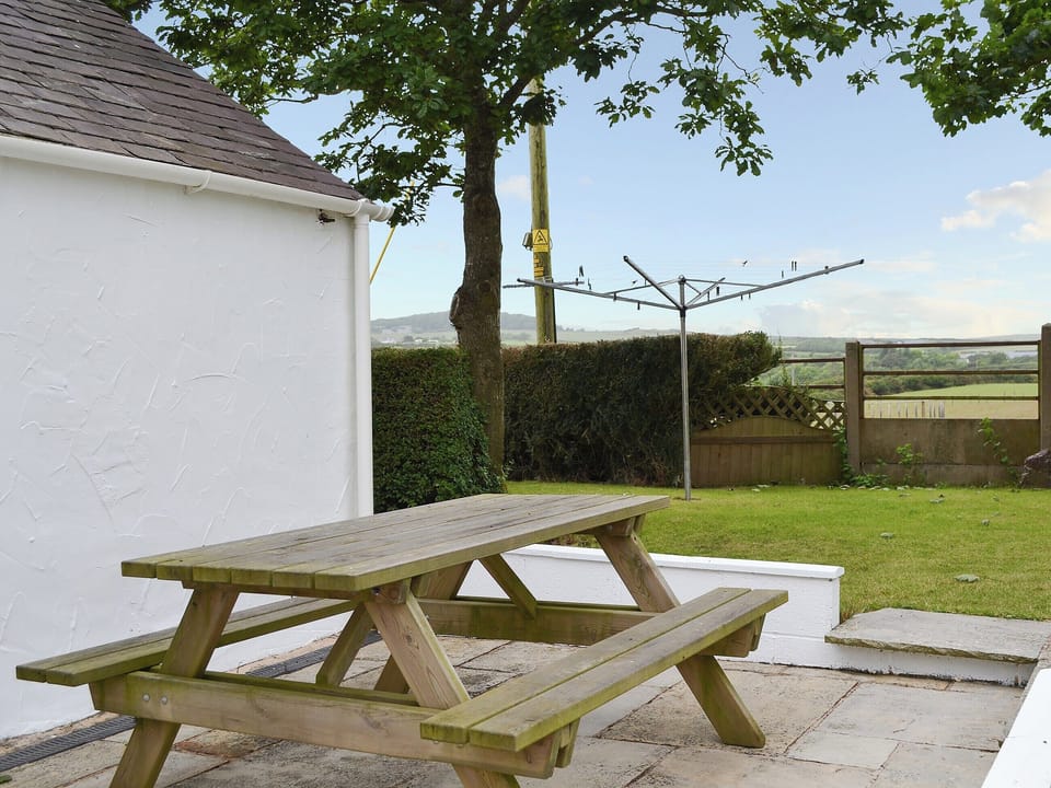 Picnic-style outdoor eating area | Deuglawdd Cottage - Deuglawdd Farm , Aberdaron, near Pwllheli 