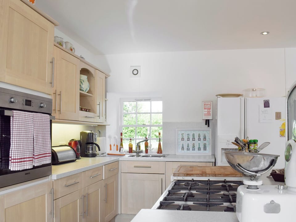 Well-equipped fitted kitchen | The Stables, Pitcairlie, near St Andrews