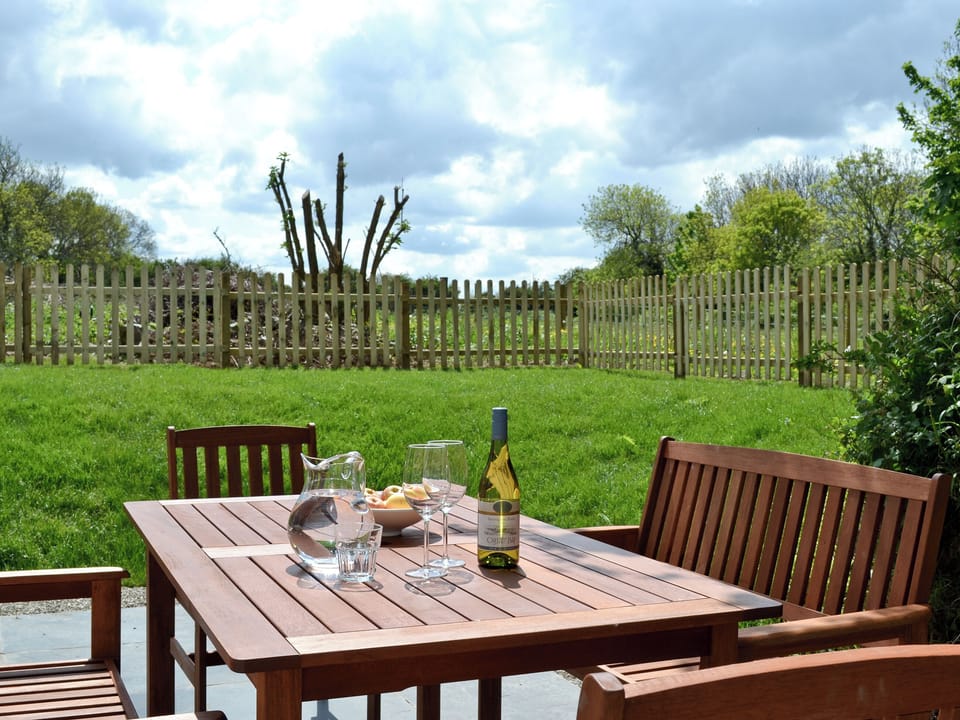 Outdoor dining area and garden | Llangrannog - Cei Newydd, Mwnt and Llangrannog, Nanternis near New Quay