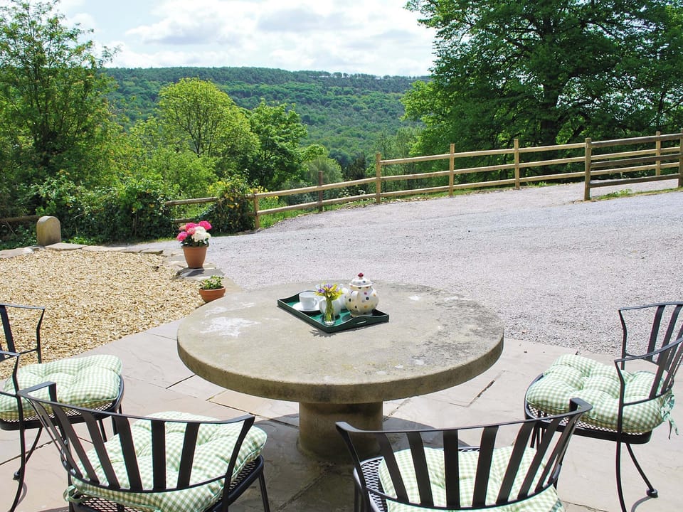 Sitting-out-area | Bank Cottage, Grindleford