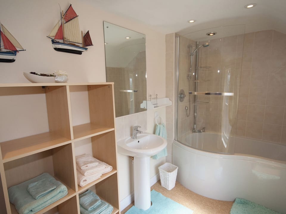 Salters Cottage bathroom | Salters Cottage, Wainfleet St. Mary, nr. Skegness