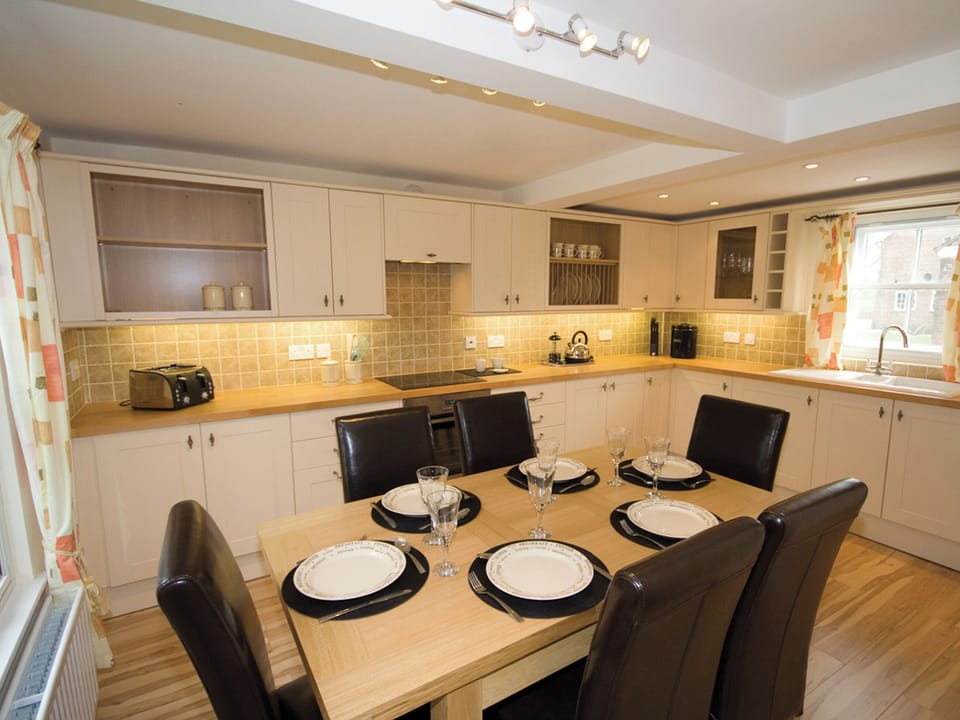 Salters Cottage kitchen with dining area | Salters Cottage, Wainfleet St. Mary, nr. Skegness