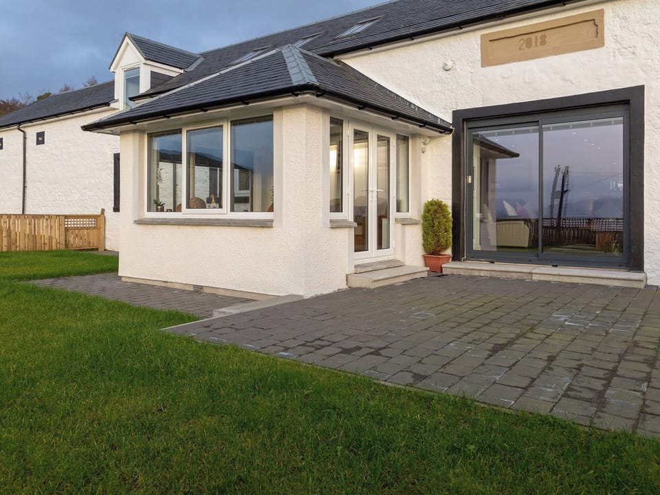 Stunning holiday home | Sunset View, Port Lamont, near Dunoon
