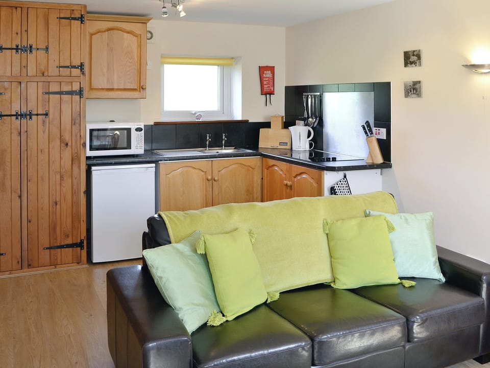 Open plan living/dining room/kitchen | Rose Cottage, Winterbourne, Steepleton