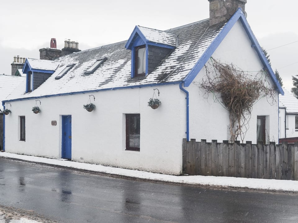 Winter snow exterior | West End Cottage, Carrbridge, near Aviemore